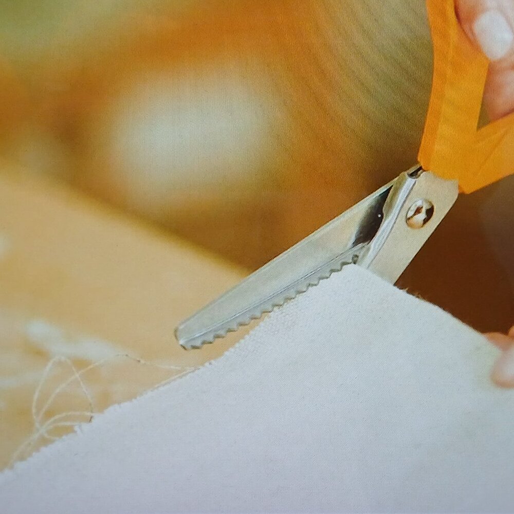 Fiskars Stainless Pinking Scissors - Picture 6 of 10
